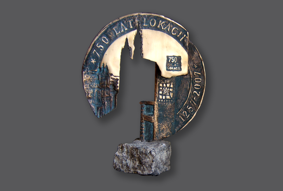 Rzeźba medalierska 750 - lecie Lokacji Miasta Krakowa, /rewers/, 2005, brąz, kostka granitowa, 24 x 19 x 10 cm