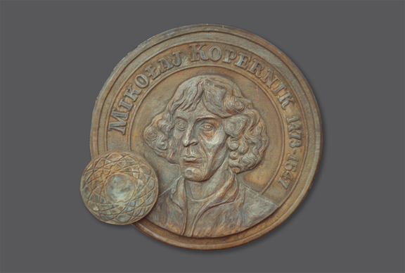 Mikołaj Kopernik, tablica pamiątkowa dla Szkoły Podstawowej w Łasku k. Łodzi, 2003, brąz, Ø 56 cm